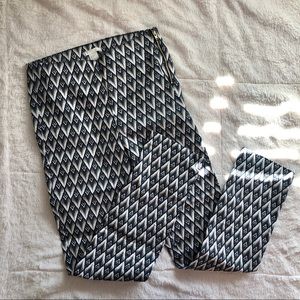Cropped pants with black & white design